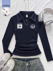 SHEIN Tween女孩海軍藍長袖Polo T恤，柔軟親膚，V領設計，身前印有23號與徽章復古印花，側面抓皺修身剪裁，凸顯貼身效果，美式學院風短版上衣，百搭經典，輕鬆打造活力休閒女孩穿搭 - 藏蓝色 - 查看 1