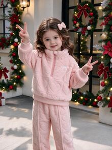 SHEIN Playful Pals 2件組幼女運動衫運動褲套裝，甜美公主風粉色愛心壓紋蝴蝶結，長袖立領加厚毛絨，冬季節日派對四分之一拉鍊款 - 粉色 - 查看 1