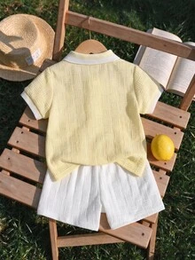 SHEIN 2件組男嬰幼兒波羅衫短褲套裝，學院風淡黃色與白色泰迪熊貼布，華夫格針織短袖前開鈕扣，度假夏季穿搭 - 黃色 - 查看 2