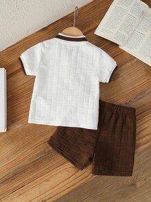 SHEIN 2件組男嬰幼兒 Polo 衫短褲套裝，白色與棕色，泰迪熊貼布繡、幾何華夫針織、短袖、前開鈕扣，度假海灘夏季秋季款 - 咖啡棕 - 查看 2