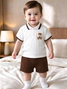 SHEIN 2件組男嬰幼兒 Polo 衫短褲套裝，白色與棕色，泰迪熊貼布繡、幾何華夫針織、短袖、前開鈕扣，度假海灘夏季秋季款 - 咖啡棕 - 查看 3