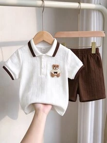SHEIN 2件組男嬰幼兒 Polo 衫短褲套裝，白色與棕色，泰迪熊貼布繡、幾何華夫針織、短袖、前開鈕扣，度假海灘夏季秋季款 - 咖啡棕 - 查看 1