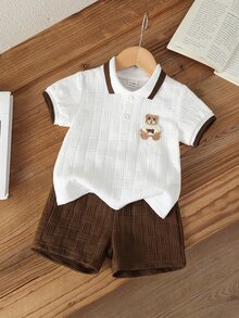 SHEIN 2件組男嬰幼兒 Polo 衫短褲套裝，白色與棕色，泰迪熊貼布繡、幾何華夫針織、短袖、前開鈕扣，度假海灘夏季秋季款 - 咖啡棕 - 查看 5
