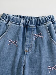 SHEIN 女童彈性腰全季節牛仔長褲，蝴蝶結刺繡、側口袋、荷葉邊褲腳，日常穿著長褲 - 淺色水洗藍 - 查看 4
