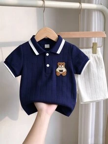 SHEIN 2件組幼兒男童波羅衫短褲套裝，學院風海軍藍配色，幾何華夫針織布料，熊圖案貼布，對比色短袖翻領前開扣，夏季海灘風 - 寶藍色 - 查看 8