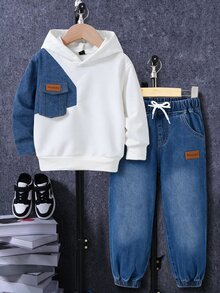 Genkimix Kids 男孩牛仔拼接衛衣套裝，秋冬新品，街頭休閒風，白色+中藍牛仔色，日常街頭穿搭。不對稱牛仔拼接設計搭配皮革貼布裝飾；寬鬆連帽上衣與錐形收口長褲，採用舒適優質棉牛仔面料製成。適合日常穿著、上學與外出 - 藍色 - 查看 7