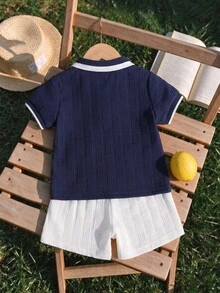 SHEIN 2件組幼兒男童波羅衫短褲套裝，學院風海軍藍配色，幾何華夫針織布料，熊圖案貼布，對比色短袖翻領前開扣，夏季海灘風 - 寶藍色 - 查看 2