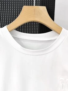 SHEIN 2件組男孩休閒運動風 3D壓紋圓領套頭T恤 + 純色印花短褲套裝，適合日常穿著、戶外穿搭、島嶼風、海灘週末穿著、夏季服飾，度假旅行拍照首選，春夏新品 - 黑與白 - 查看 4
