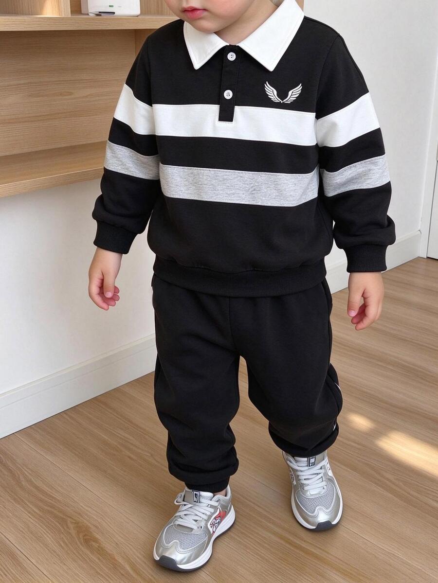 SHEIN Playful Pals 2件組小男孩套裝，兒童針織長袖 Polo 2合1衛衣，圖案印花，卡其色休閒長褲，返校季，夏季，親子穿搭 - 黑色 - 查看 1
