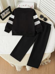 SHEIN Playful Pals 2件組小男孩套裝，兒童針織長袖 Polo 2合1衛衣，圖案印花，卡其色休閒長褲，返校季，夏季，親子穿搭 - 黑色 - 查看 3