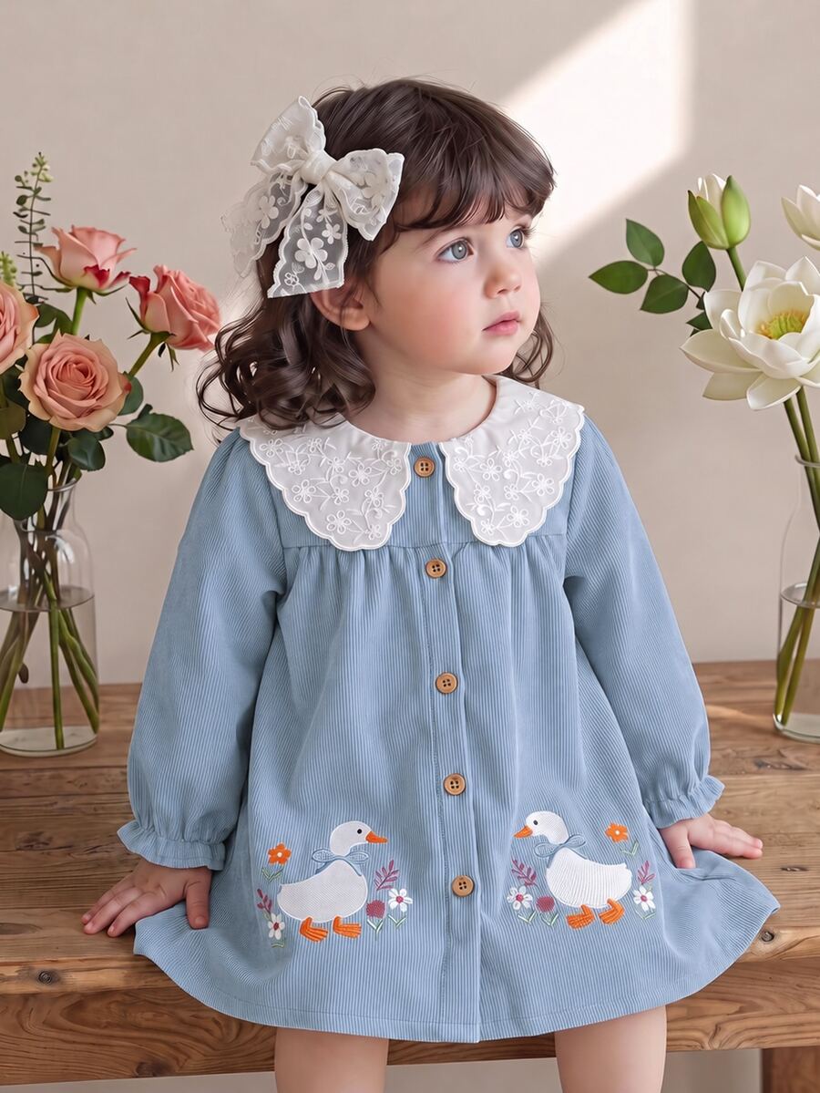 Blossori 女嬰彼得潘領拼接鈕扣前襟可愛鴨子刺繡圖案長袖寬鬆燈芯絨秋季洋裝,適合冬季 - 淺藍色 - 查看 1