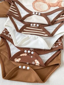 SHEIN Playful Pals بدلة أطفال أولاد لطيفة بطبعة دب كرتونية مخططة على كامل الجسم بألوان متباينة وأكمام طويلة وياقة مغلفة، طقم متعدد القطع للخروجات والعطلات في فصل الخريف - بني - مشاهدة 4