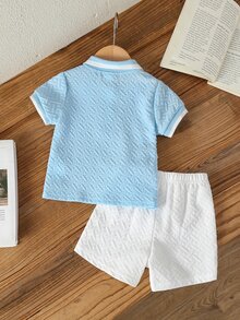 SHEIN 2件組 幼兒男童 Polo 衫短褲套裝 學院風 藍白華夫格針織 馬刺繡 幾何圖案 前開扣 海灘派對 夏季秋季日常穿搭 - 藍白色 - 查看 2