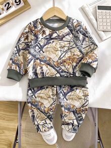 SHEIN Playful Pals 2件組幼兒男童運動衫長褲套裝 白色海軍藍灰色葉子軍綠樹迷彩 長袖圓領羅紋 秋冬春季戶外穿著 - 軍綠色 - 查看 8