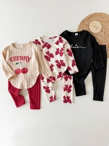 SHEIN 2件組 幼兒女嬰上衣與內搭褲套裝 紅色米色 櫻桃愛心字母印花 蝴蝶結 羅紋針織 長袖套頭衫 秋冬款 - 紅色 - 查看 1