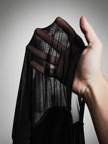 SHEIN ICON فستان نسائي مقاس كبير من المخمل الأسود بتصميم رقعات وأكمام جرس - الأسود - مشاهدة 11