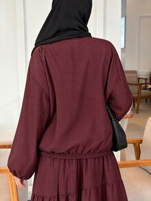 Solavon طقم نسائي كاجوال من قطعتين: ملابس علوية بأكمام طويلة بتصميم كتل لونية وتنورة مطوية - الأحمر - مشاهدة 2