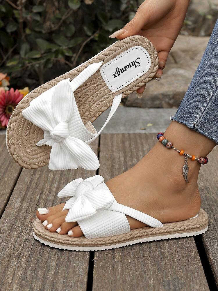 女士蝴蝶结装饰平底凉鞋，圆头套脚夏季鞋，轻便女士沙滩拖鞋，舒适时尚女士人字拖 - 白色 - 查看 2