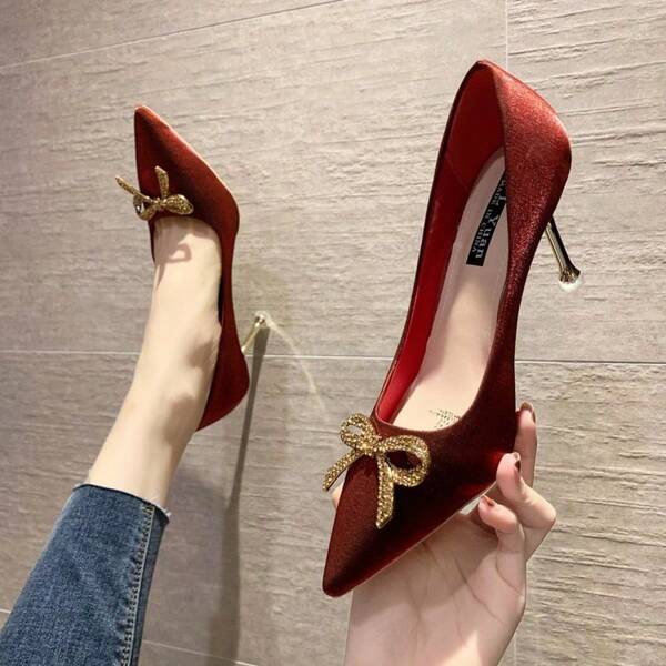Zapatos de tacón alto de satén rojo para mujer, tacón delgado, con lazo de cristal y diseño slip-on para vestir