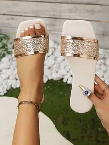2025 Neue Sommer Damen Große Größen Weit Passende Sandalen mit Strass Dicker Sohle, modische vielseitige Strand Urlaubs Party Pantoffeln, Gold Glitzer Slides, minimalistisch offene Zehe gewebte Lässig Flache Sandalen - Gold - Übersicht 5