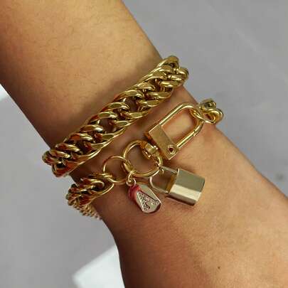 1条加粗编织链手链，配有独特的锁扣和字母吊坠，可定制首字母，时尚设计，适合女性日常佩戴