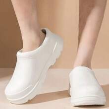 Wasserundurchlässige Chefhosen für Frauen - bequem, rutschfest, ölfest, Slip-On Arbeitsschuhe, hergestellt aus EVA-Material, in den Farben Schwarz und Weiß erhältlich