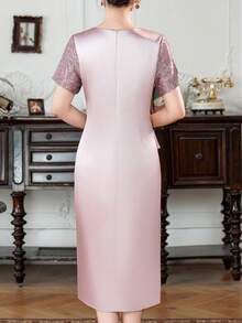 This Elegant And Luxurious Evening Gown Is Perfect For A Summer 2026 Mother's Wedding. The Round Neck, Short Sleeves, And Casual Style Exude Sophistication. Features Include Lace And Sequin Trim On Satin, A Slit At The Hem, And A Three-Dimensional Floral Design At The Waist. Ideal As A Gift For Mothers, This Fashionable And Stylish Dress Is Perfect For Weddings, Guest Receptions, Everyday Wear, Casual Occasions, Parties, Formal Events, Engagements, Ceremonies, Social Occasions, Birthday Parties, And Evening Banquets. - 淺紫色 - 查看 7