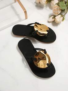 1 Pair Toddler/Little Girls' Flat Sandals, Solid Color PU With Shiny Metallic Disc Decor, Round Toe Flip Flop, Non-Slip & Comfortable, Luxury Fashion Cute Roman Shoes, Suitable For 3-12 Years Old Students Daily Casual Gathering Travel Holiday Outdoor Wear, Spring Summer 2025 - Black - View 4