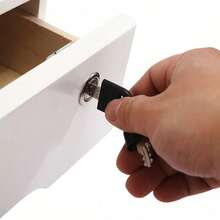 SanBouSi 时尚实用的家用/办公室桌面收纳盒，配有可锁抽屉，非常适合保持您的工作空间整洁安全，是存储办公用品、文件和个人物品的理想选择，可提高工作效率和组织能力，是返校、度假或任何场合的完美礼物，通过这款多功能存储解决方案提升您的工作空间美感，专为最高效率和简约风格而设计，非常适合学生、专业人士和家庭办公室，适合日常使用，今天就将您的办公桌变成一个整洁的区域！