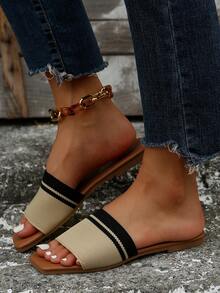 这款女士凉鞋采用罗纹编织鞋面、平底方头设计和露趾款式，适合日常休闲穿着、散步或度假。 - 杏色 - 查看 4