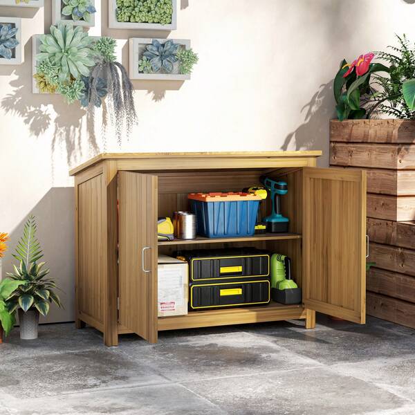 Outsunny Capanno Porta Attrezzi da Giardino con 2 Ante, 2 Scaffali e Tetto Inclinato, Casetta Attrezzi Giardino in Legno di Abete con Base Rialzata per Terrazza e Giardino, 110x50x85 cm, Marrone