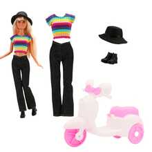 Prepare el viaje de la muñeca: hay una motocicleta de juguete, un hermoso conjunto de ropa, un sombrero y zapatos a juego perfectos, y la muñeca está feliz de salir. (Excluyendo las muñecas, los accesorios son de colores aleatorios) Adecuado para muñecas de 11.5 pulgadas