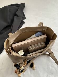 这款时尚简约的纯色字母印花单肩手提包配有围巾，适合购物、收纳钱包、休闲外出，尤其适合年轻女性、大学生、新婚夫妇和白领人士。也非常适合办公室、大学、工作、商务、通勤、户外活动、旅行和郊游等场合。 - 卡其色 - 查看 8