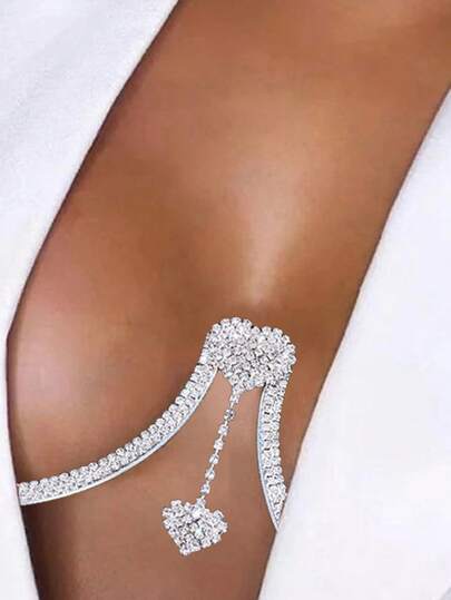 Ett nytt europeiskt och amerikanskt modetillbehör till bröstet, dubbelt hjärthänge för kvinnor, bröststöd med strass, sexig kroppskedja, nytt bästsäljande tillbehör: dubbelt hjärthänge för kvinnor med diamanter, kroppskedja med kristaller i europeisk och amerikansk mode, hjärtformade BH-inlägg i kristaller, sexiga hjärtformade brösttillbehör för föreställningar och kroppskedjor, diamantprydda bröstdekorationer