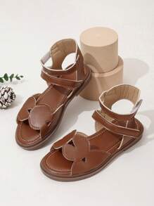 1 par de sandalias planas con decoración de vendas caladas de PU, ideales para el verano