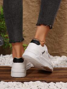 1 Pair Women's Campus Inspired Outdoor Casual Sneakers - Wear-Resistant Anti-Slip - Color Block Design - Stripe Pattern - Round Toe/Low-Top/Lace-Up - Flat - Suitable For All Seasons Black & Brown Sports Shoes - Outdoor Casual Style - Suitable For Hiking/Daily Leisure/All Seasons - Black & Brown Dual-Color - Quality Synthetic Leather And Rubber Material - Comfortable Walking Shoes - 1 Pair Black - View 1