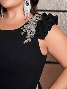 Fuaheng Asymmetrisches Partykleid in Große Größen mit Blumen-Petal-Ärmeln, geraffter Taille, Rüschensaum und Schlitzausschnitt in Schwarz, Hochzeitsgast-Kleid, Abschlussballkleid