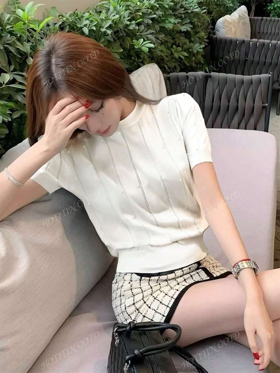 Camiseta de manga corta tejida blanca para mujeres, diseño con cuentas huecas y cuello redondo, chic y juvenil, para verano