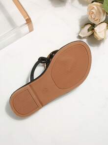 1 Pair Toddler/Little Girls' Flat Sandals, Solid Color PU With Shiny Metallic Disc Decor, Round Toe Flip Flop, Non-Slip & Comfortable, Luxury Fashion Cute Roman Shoes, Suitable For 3-12 Years Old Students Daily Casual Gathering Travel Holiday Outdoor Wear, Spring Summer 2025 - Black - View 7