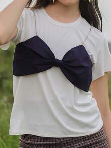 Blusa de manga corta con diseño de moño en contraste, detalle de cadenas decorativas, estilo moderno y vanguardista, prenda versátil para looks casuales y elegantes, ideal para combinar con faldas, jeans o pantalones de tiro alto, perfecta para un outfit trendy y sofisticado, confeccionada en tela cómoda y ligera, prenda imprescindible para el armario, diseño juvenil y chic, disponible en tallas variadas, opción única para eventos especiales, moda femenina con un toque innovador y elegante, ideal para primavera y verano, fácil de combinar con diferentes estilos, resalta la figura con un corte favorecedor, perfecta para días de oficina o salidas con amigas, prenda llamativa y moderna, combina con accesorios minimalistas o llamativos, confeccionada con materiales de alta calidad, perfecta para quienes buscan un look moderno sin esfuerzo, prenda icónica para un estilo fresco y juvenil, ideal para cualquier temporada y ocasión. - blanco y azul - Ver 3