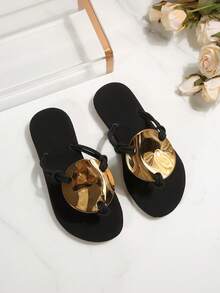 1 Pair Toddler/Little Girls' Flat Sandals, Solid Color PU With Shiny Metallic Disc Decor, Round Toe Flip Flop, Non-Slip & Comfortable, Luxury Fashion Cute Roman Shoes, Suitable For 3-12 Years Old Students Daily Casual Gathering Travel Holiday Outdoor Wear, Spring Summer 2025 - Black - View 1