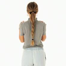 Blusa con cuello alto y manga corta - Gris - Ver 3