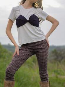 Blusa de manga corta con diseño de moño en contraste, detalle de cadenas decorativas, estilo moderno y vanguardista, prenda versátil para looks casuales y elegantes, ideal para combinar con faldas, jeans o pantalones de tiro alto, perfecta para un outfit trendy y sofisticado, confeccionada en tela cómoda y ligera, prenda imprescindible para el armario, diseño juvenil y chic, disponible en tallas variadas, opción única para eventos especiales, moda femenina con un toque innovador y elegante, ideal para primavera y verano, fácil de combinar con diferentes estilos, resalta la figura con un corte favorecedor, perfecta para días de oficina o salidas con amigas, prenda llamativa y moderna, combina con accesorios minimalistas o llamativos, confeccionada con materiales de alta calidad, perfecta para quienes buscan un look moderno sin esfuerzo, prenda icónica para un estilo fresco y juvenil, ideal para cualquier temporada y ocasión. - blanco y azul - Ver 1