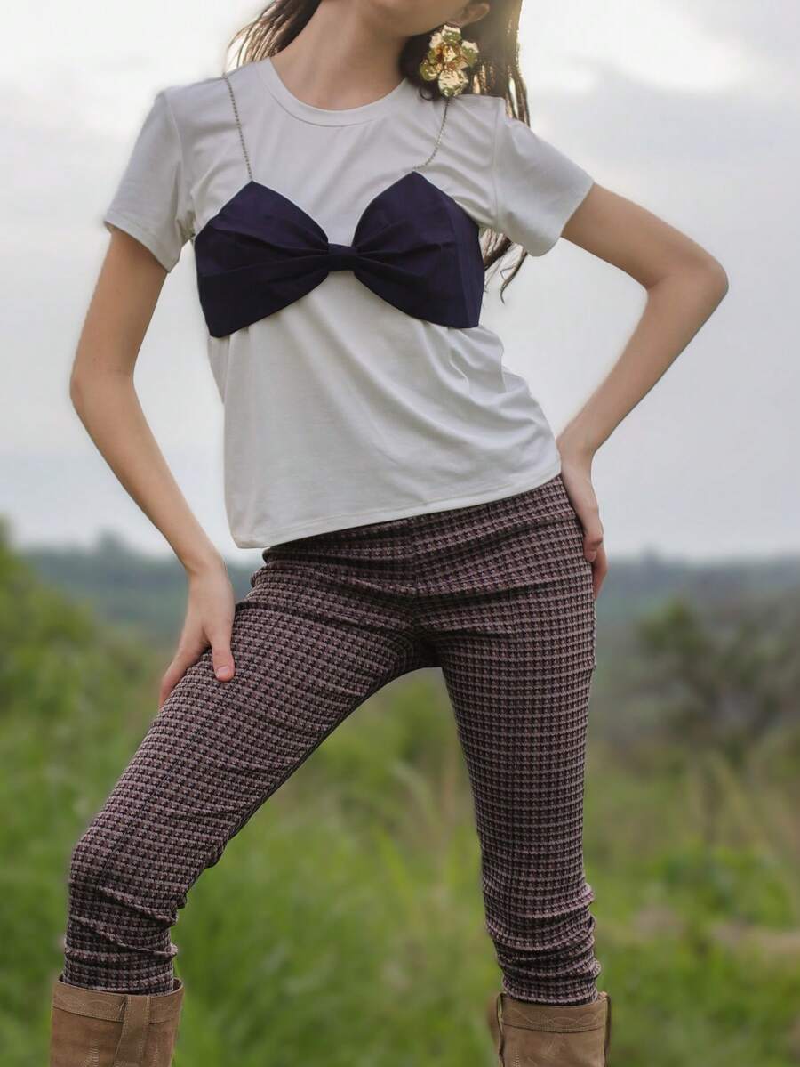 Blusa de manga corta con diseño de moño en contraste, detalle de cadenas decorativas, estilo moderno y vanguardista, prenda versátil para looks casuales y elegantes, ideal para combinar con faldas, jeans o pantalones de tiro alto, perfecta para un outfit trendy y sofisticado, confeccionada en tela cómoda y ligera, prenda imprescindible para el armario, diseño juvenil y chic, disponible en tallas variadas, opción única para eventos especiales, moda femenina con un toque innovador y elegante, ideal para primavera y verano, fácil de combinar con diferentes estilos, resalta la figura con un corte favorecedor, perfecta para días de oficina o salidas con amigas, prenda llamativa y moderna, combina con accesorios minimalistas o llamativos, confeccionada con materiales de alta calidad, perfecta para quienes buscan un look moderno sin esfuerzo, prenda icónica para un estilo fresco y juvenil, ideal para cualquier temporada y ocasión. - blanco y azul - Ver 1