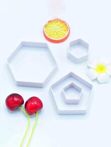 4 件足球饼干切刀套装六角饼干切刀塑料足球饼干切刀形状足球饼干切刀用于烘焙模具蛋糕装饰 - 彩色 - 查看 4