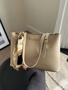 这款时尚简约的纯色字母印花单肩手提包配有围巾，适合购物、收纳钱包、休闲外出，尤其适合年轻女性、大学生、新婚夫妇和白领人士。也非常适合办公室、大学、工作、商务、通勤、户外活动、旅行和郊游等场合。 - 卡其色 - 查看 2