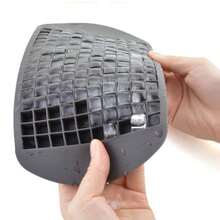 一体式，9.45 英寸黑色 160 格硅胶冰格。单格冷冻，快速制冰。柔软且易于释放，耐高温。非常适合家庭和派对制冰。 - 黑色 - 查看 3