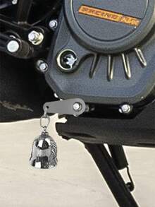 1 pezzo Ciondolo a forma di campana da motocicletta vintage - in lega di zinco placcata cromo - suono nitido e cristallino, amuleto portafortuna per motociclisti, accessorio ideale per gli appassionati di moto, placcatura elettrolitica per una finitura lucente e durevole, la campana nitida serve come promemoria di durante la guida, può essere usato come ciondolo per collana o portachiavi per esaltare lo stile personale, augurandoti buona fortuna nei tuoi viaggi - Fermaglio ornamentale - Visualizzare 1