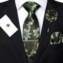 Set 1/2/3/4/5 bucăți pentru bărbați, cravată cu imprimeu floral, cravată din satin de mătase, clemă de cravată argintie, pătrat de buzunar, butoni și broșă set cadou, potrivit pentru ziua tatălui, aniversarea, ziua de naștere și alte ocazii. Modelul floral clasic se potrivește perfect cu smokingul, făcându-vă distinct în orice ocazie. Excelent pentru afaceri, bal, nuntă, banchet, ceremonie, întâlnire formală, petrecere ocazională și momente importante