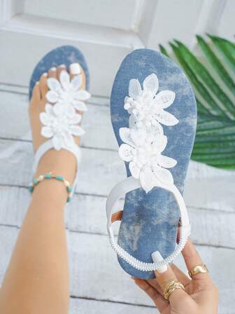 女士轻便平底凉鞋，带不对称 3D 黑色花朵装饰，优雅花卉图案，一脚蹬